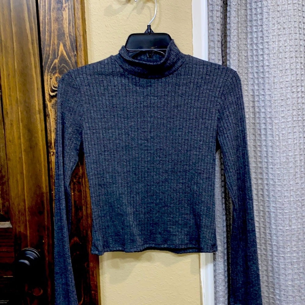 Size Small crop top style semi turtle neck shirt!